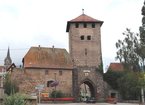 Dambach la ville, village fortifi, avec ses portes d'entres (Dolders)