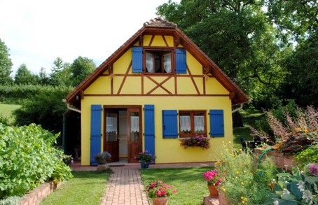 La facade du Gite en Alsace, au bout de l'alle fleurie