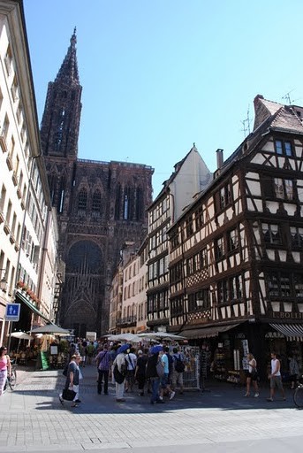 La Cathdrale de Strasbourg, vue depuis la place Gutemberg