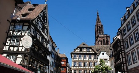 Vue sur la Cathdrale de Strasbourg depuis une ruelle