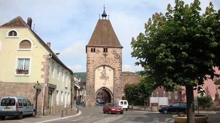 La porte fortifi, un vestige des fortifications du village de Mutzig - Gites Alsace